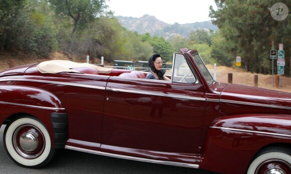 Au volant d'une Ford vintage Dita Von Teese à Los Angeles le 13 juillet 2012