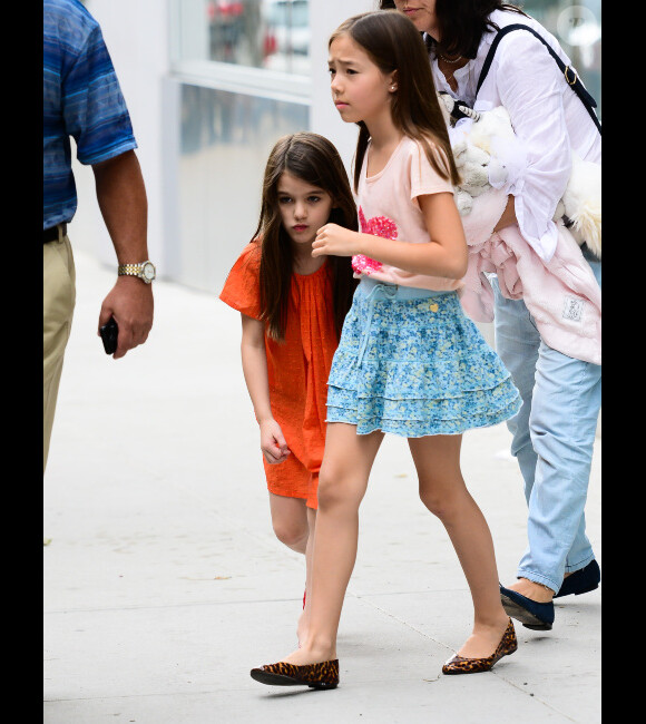Suri Cruise et une de ses amies sortent du musée à New York, le 14 juillet 2012