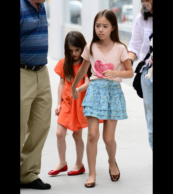 Suri Cruise et une de ses amies sortent du musée à New York, le 14 juillet 2012