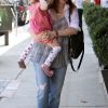 Alyson Hannigan se rend dans un centre de manucure et pédicure avec sa fille Satyana, le samedi 14 juillet 2012.