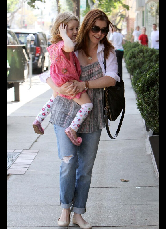 Alyson Hannigan se rend dans un centre de manucure et pédicure avec sa fille Satyana, le samedi 14 juillet 2012.
