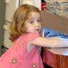 La petite Satyana, fille d'Alyson Hannigan, découvre les joies de la manucure, le samedi 14 juillet 2012.