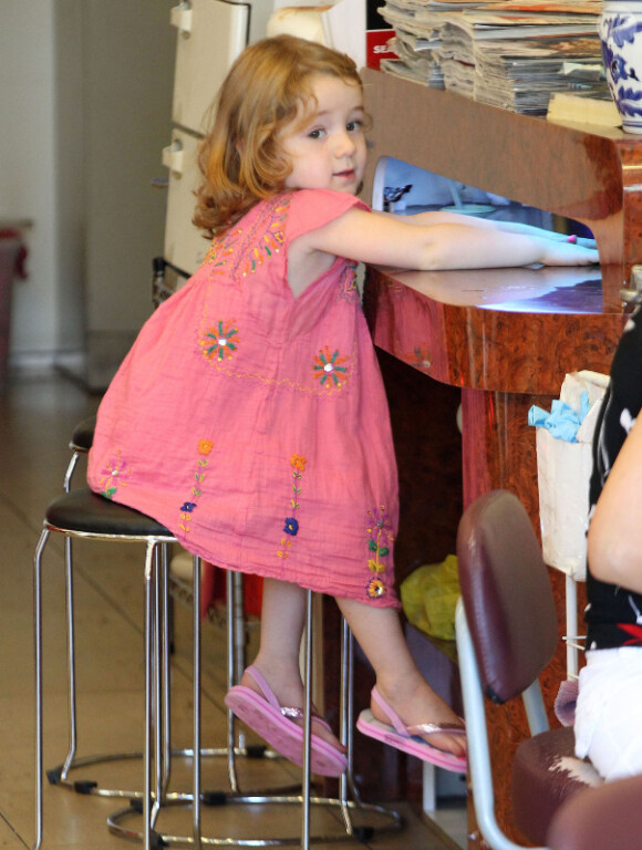 La petite Satyana, fille d'Alyson Hannigan, découvre les joies de la manucure, le samedi 14 juillet 2012.