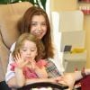 Alyson Hannigan se rend dans un centre de manucure et pédicure avec sa fille Satyana, le samedi 14 juillet 2012.