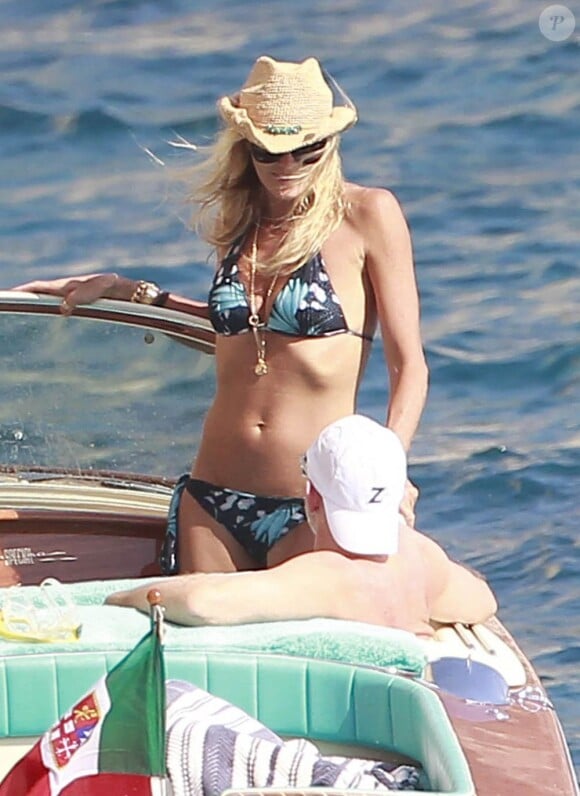 Sublime en bikini, Elle Macpherson profite du soleil d'Ibiza, lors de ses vacances avec ses fils le 14 juillet 2012