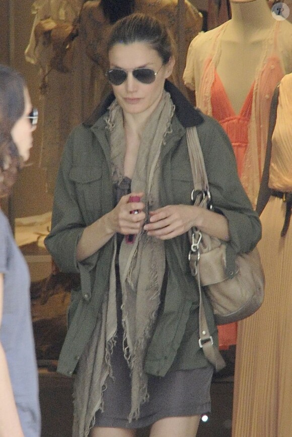 La princesse Letizia dans un look casual très étudié passe en mode incognito pour une virée shopping dans les rues de Madrid. Juin 2012