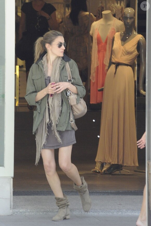 Une look parfait pour la princesse Letizia qui passe en mode incognito pour une virée shopping dans les rues de Madrid. Juin 2012