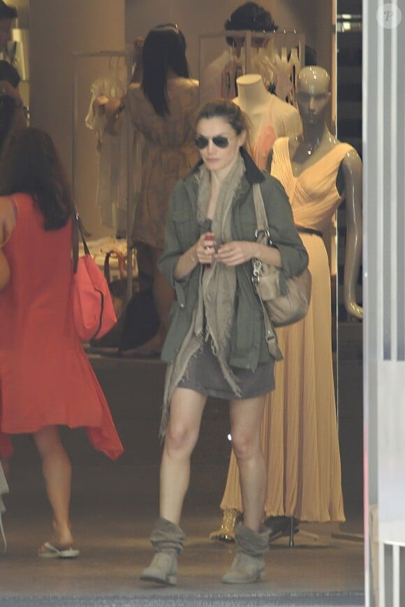 La princesse Letizia passe en mode incognito pour une virée shopping dans les rues de Madrid. Juin 2012