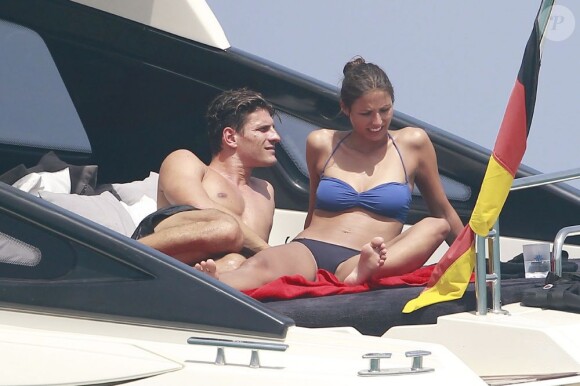 Mario Gomez, sa compagne Silvia Meichel et leurs amis profitent de leurs vacances du côté d'Ibiza le 15 juillet 2012