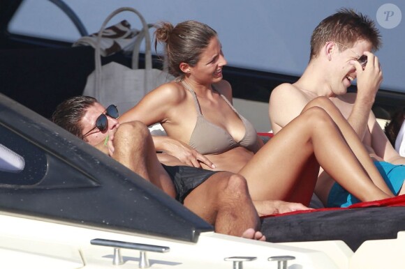 Mario Gomez, sa compagne Silvia Meichel et leurs amis profitent de leurs vacances du côté d'Ibiza le 15 juillet 2012