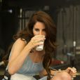 Lana Del Rey boit un petit coup dans un premier verre, sur la scène du Melt! Festival, au sud de Berlin, le 15 juillet 2012.