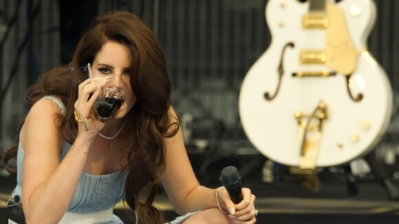 Lana Del Rey : Cigarette et boisson sur scène, plus gangsta que Nancy Sinatra