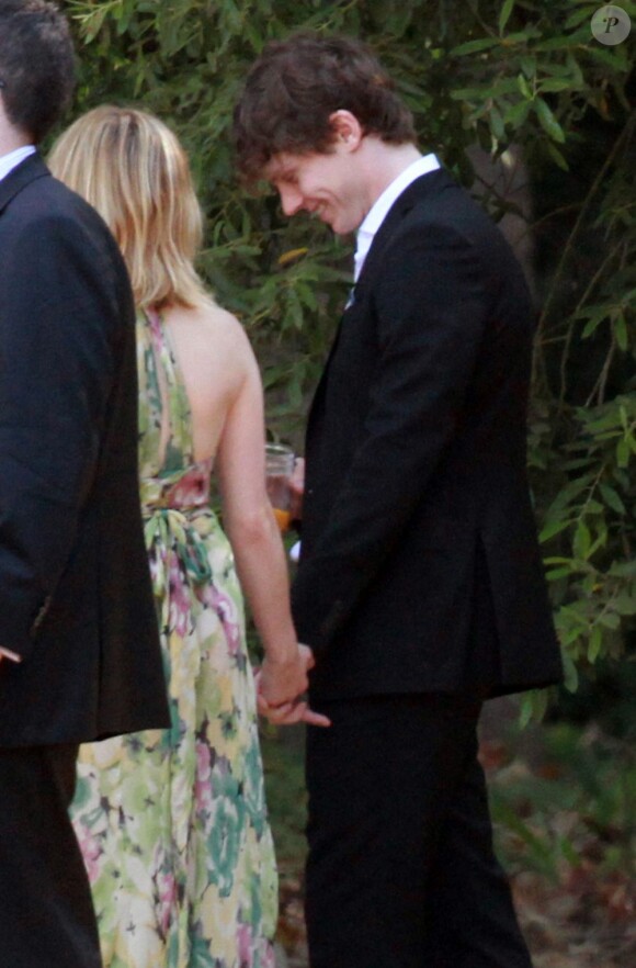 Emma Roberts est de nouveau amoureuse ! Elle  assiste au mariage d'Emily Current à Santa Barbara le 14 juillet 2012 au bras d"un mystérieux inconnu qu'elle ne quitte plus.