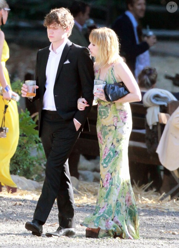 Emma Roberts assiste au mariage d'Emily Current à Santa Barbara le 14 juillet 2012