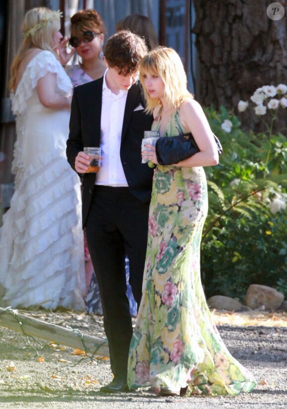 Emma Roberts assiste au mariage d'Emily Current à Santa Barbara le 14 juillet 2012