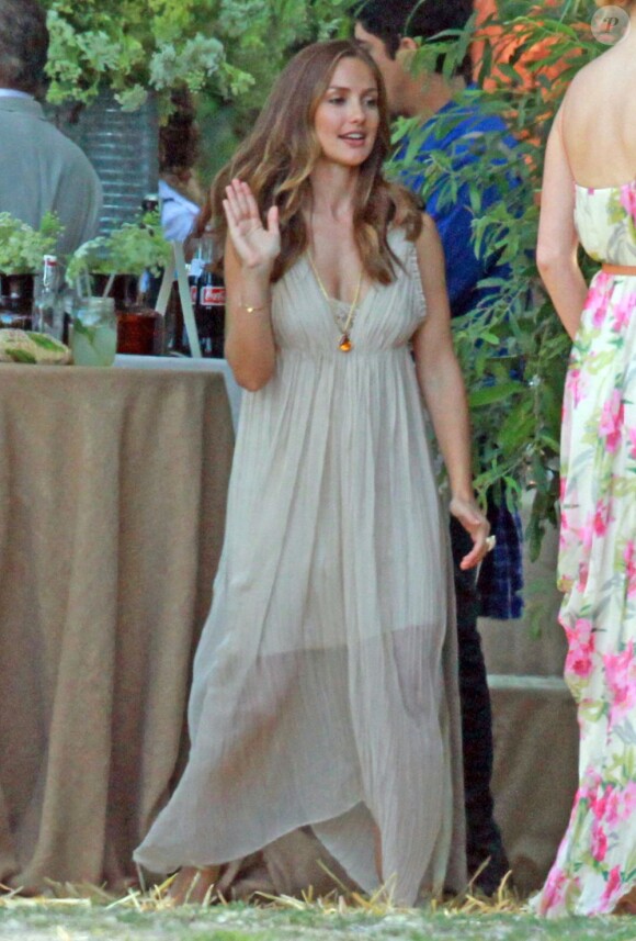 La ravissante Minka Kelly assiste au mariage d'Emily Current à Santa Barbara le 14 juillet 2012
