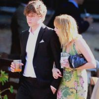 Emma Roberts profite d'un beau mariage pour présenter son nouvel homme