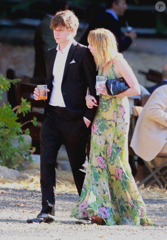 Emma Roberts assiste au mariage d'Emily Current à Santa Barbara le 14 juillet 2012 au bras d"un mystérieux inconnu qu'elle ne quitte plus.