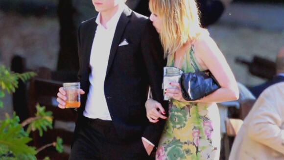 Emma Roberts profite d'un beau mariage pour présenter son nouvel homme