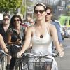 Katy Perry se balade en vélo avec ses amis à Venice Beach, Californie, le 4 juillet 2012.