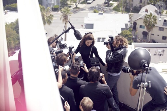 Mila Kunis en plein travail lors du shooting de la nouvelle campagne Dior