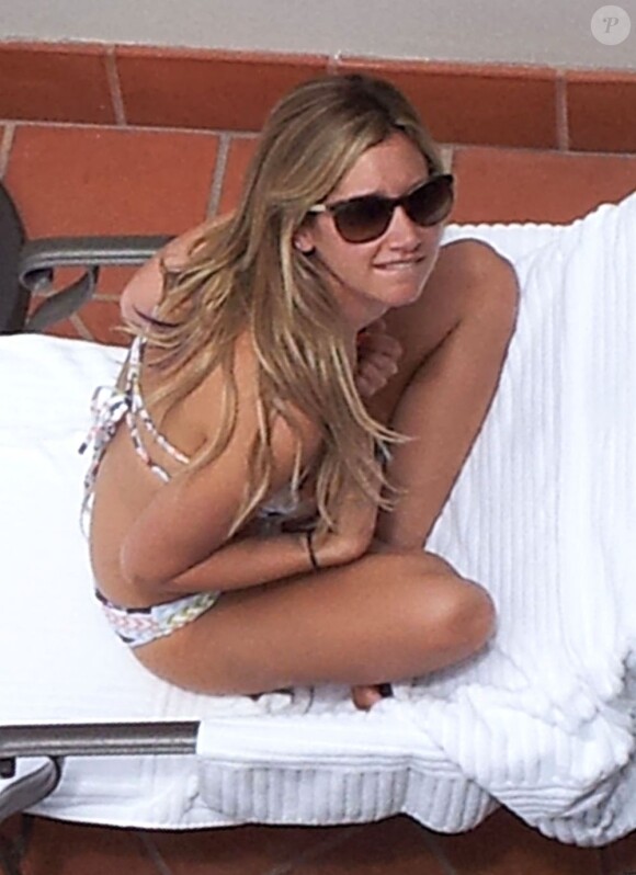 Exclu : Ashley Tisdale, très sexy en bikini et allongée sur un transat, prend le soleil près d'une piscine au Bacara Resort and Spa. Goleta, le 14 juillet 2012.