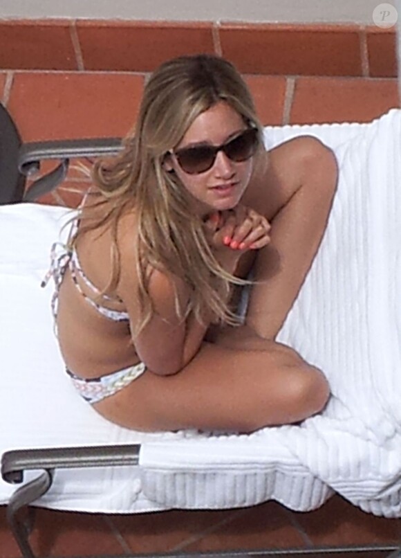 Exclu : Ashley Tisdale, très sexy en bikini et allongée sur un transat, prend le soleil près d'une piscine au Bacara Resort and Spa. Goleta, le 14 juillet 2012.