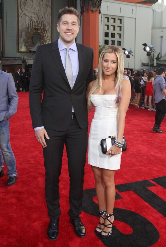 Ashley Tisdale soutient son chéri réalisateur Scott Speer en assistant à l'avant-première du film Step Up Revolution au Grauman's Chinese Theater. Hollywood, le 17 juillet 2012.