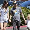 Pete Wentz, sa compagne Meagan Camper et son fils Bronx apprécient une petite journée en famille à Los Angeles le 17 juillet 2012