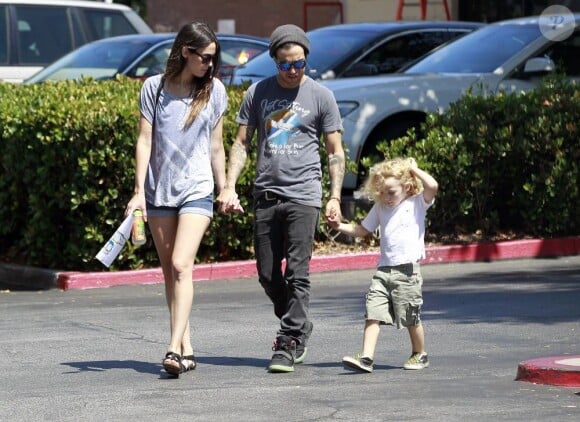 Pete Wentz, sa compagne Meagan Camper et son fils Bronx apprécient une petite journée en famille à Los Angeles le 17 juillet 2012