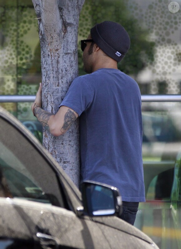 Pete Wentz, en pleine séance de tendresse avec un arbre à Los Angeles le 17 juillet 2012