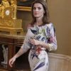 Superbe dans une robe courte à motif floral, la princesse Letizia d'Espagne, en l'absence du roi Juan Carlos Ier (en visite en Russie), assurait avec Felipe le 18 juillet 2012 les audiences au palais royal de la Zarzuela.