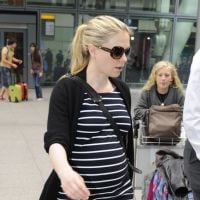 Anna Paquin : Bien enceinte de jumeaux, la star reste stylée pour voyager