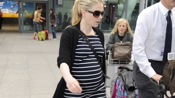 Anna Paquin : Bien enceinte de jumeaux, la star reste stylée pour voyager