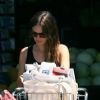 Rachel Bilson sort d'un magasin après avoir fait quelques courses, à Glendale, le jeudi 19 juillet 2012.
