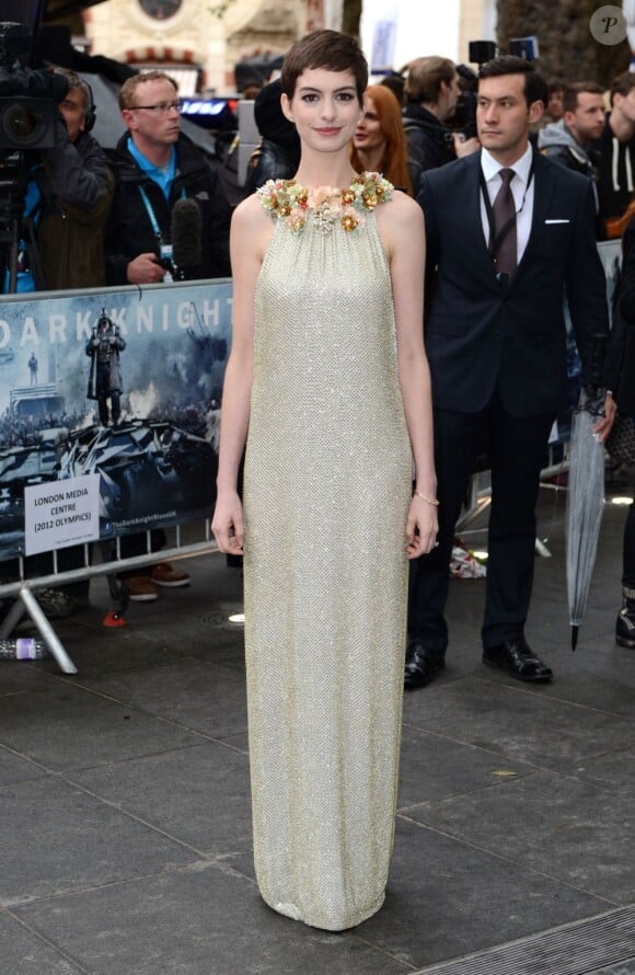 Anne Hathaway habillée d'une robe Gucci pour l'avant-première de The Dark Knight Rises. Londres, le 18 juillet 2012.