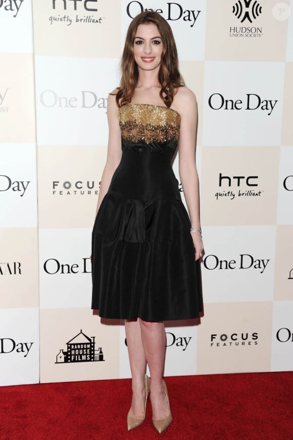 Anne Hathaway sublime en robe Alexander McQueen et souliers Christian Louboutin à New York en août 2011.