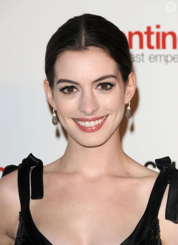 Malgré ses nombreuses bourdes sur les tapis rouges, impossible de retirer à Anne Hathaway cet irrésistible sourire. Los Angeles, avril 2009.