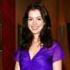 Anne Hathaway dans les studios de la CBS en août 2007. Malgré son joli sourire, nous ne pouvons pas fermer les yeux sur cette robe violette.