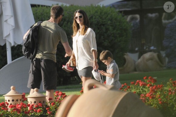 Xabi Alonso et son épouse Nagore accompagnés de leurs enfants Jontxu et Ane coulent des jours paisibles en vacances à Palma de Mallorca le 19 juillet 2012