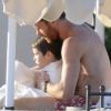 Xabi Alonso réchauffe son fils Jontxu en sortant de la psicine à Palma de Mallorca le 19 juillet 2012