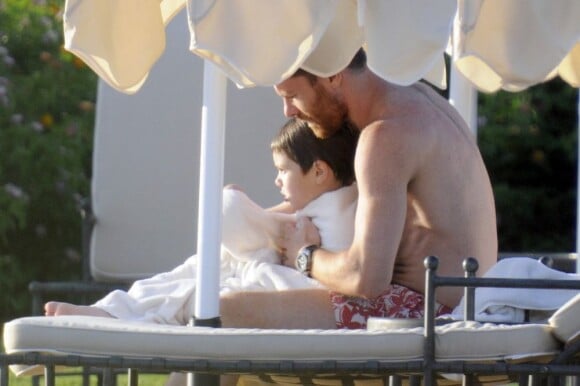 Xabi Alonso réchauffe son fils Jontxu en sortant de la psicine à Palma de Mallorca le 19 juillet 2012