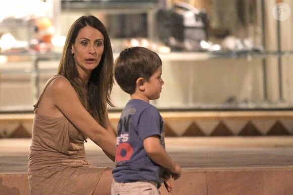 Nagore, épouse de Xabi Alonso, et son fils Jontxu en vacances à Palma de Mallorca le 19 juillet 2012