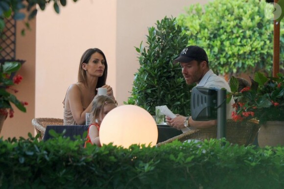 Xabi Alonso et son épouse Nagore surveillent leurs enfants Jontxu et Ane lors d'un diner à Palma de Mallorca le 19 juillet 2012