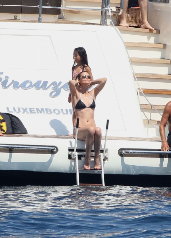 Laeticia Hallyday prend le soleil non loin de Jade à bord d'un yacht, à Saint-Jean-Cap-Ferrat, le 21 juillet 2012.