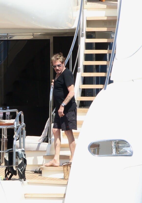 Johnny Hallyday à bord d'un yacht, à Saint-Jean-Cap-Ferrat, le 21 juillet 2012.