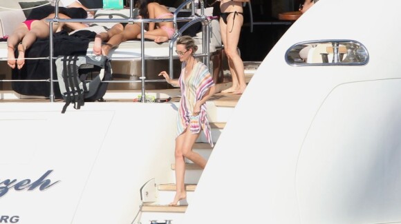 Laeticia Hallyday à bord d'un yacht, à Saint-Jean-Cap-Ferrat, le 21 juillet 2012.