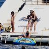 Laeticia Hallyday et ses filles Jade et Joy à bord d'un yacht, à Saint-Jean-Cap-Ferrat, le 21 juillet 2012.