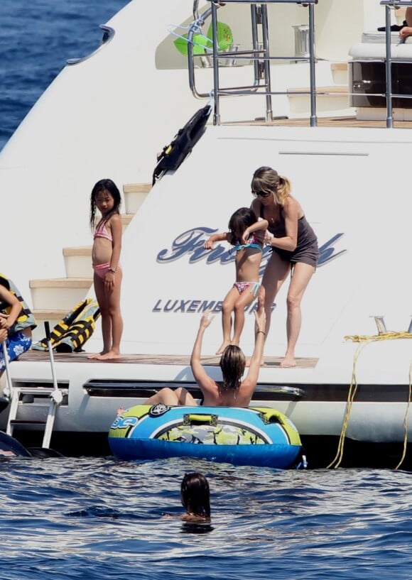 Laeticia Hallyday et ses filles Jade et Joy à bord d'un yacht, à Saint-Jean-Cap-Ferrat, le 21 juillet 2012.