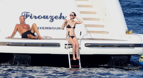 Laeticia Hallyday prend le soleil à bord d'un yacht, à Saint-Jean-Cap-Ferrat, le 21 juillet 2012.